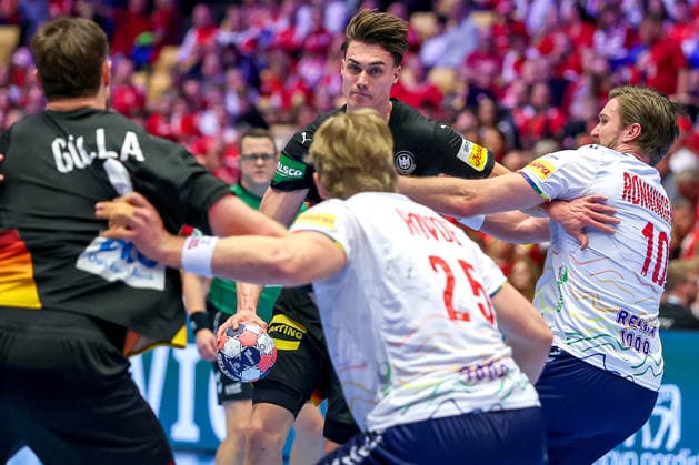 24.01.2026, Handball, Men s EHF EURO 2026, Deutschland - Norwegen, Jyske Bank Boxen in Herning, Dänemark, Main Round: Miro Schluroff (Germany 05) im Zweikampf gegen Martin Hernes Hovde (Norway 25) Vetle Ronningen (Norway 10) Dänemark