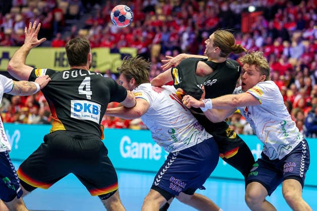 24.01.2026, Handball, Men s EHF EURO 2026, Deutschland - Norwegen, Jyske Bank Boxen in Herning, Dänemark, Main Round: Johannes Golla (Germany 04) und Juri Knorr (Germany 15) (Wunde am Schulterblatt) im Zweikampf gegen Martin Hernes Hovde (Norway 25) Vetle Ronningen (Norway 10) Dänemark