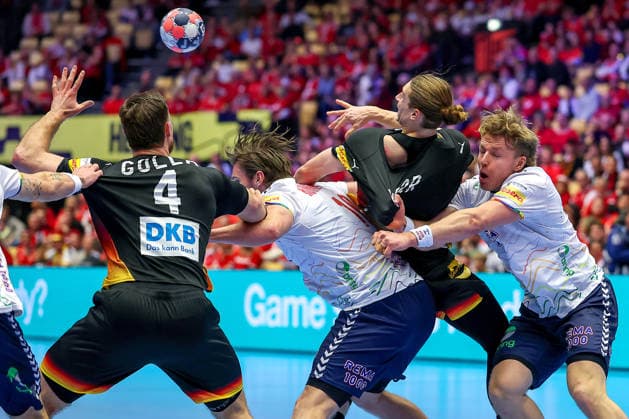 24.01.2026, Handball, Men s EHF EURO 2026, Deutschland - Norwegen, Jyske Bank Boxen in Herning, Dänemark, Main Round: Johannes Golla (Germany 04) und Juri Knorr (Germany 15) (Wunde am Schulterblatt) im Zweikampf gegen Martin Hernes Hovde (Norway 25) Vetle Ronningen (Norway 10) Dänemark