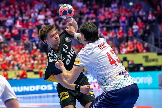 24.01.2026, Handball, Men s EHF EURO 2026, Deutschland - Norwegen, Jyske Bank Boxen in Herning, Dänemark, Main Round: Renars Uscins (Germany 23) im Zweikampf gegen Simen Ulstad Lyse (Norway 43) Dänemark