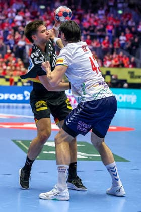 24.01.2026, Handball, Men s EHF EURO 2026, Deutschland - Norwegen, Jyske Bank Boxen in Herning, Dänemark, Main Round: Renars Uscins (Germany 23) im Zweikampf gegen Simen Ulstad Lyse (Norway 43) Dänemark