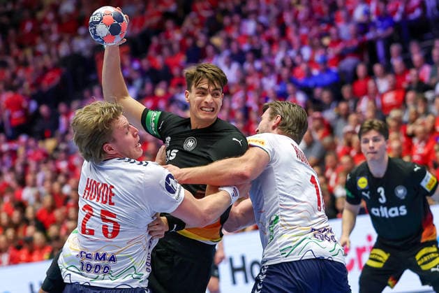 24.01.2026, Handball, Men s EHF EURO 2026, Deutschland - Norwegen, Jyske Bank Boxen in Herning, Dänemark, Main Round: Julian Köster (Germany 18) wirft den Ball auf das Tor im Zweikampf gegen Martin Hernes Hovde (Norway 25) Vetle Ronningen (Norway 10) Dänemark