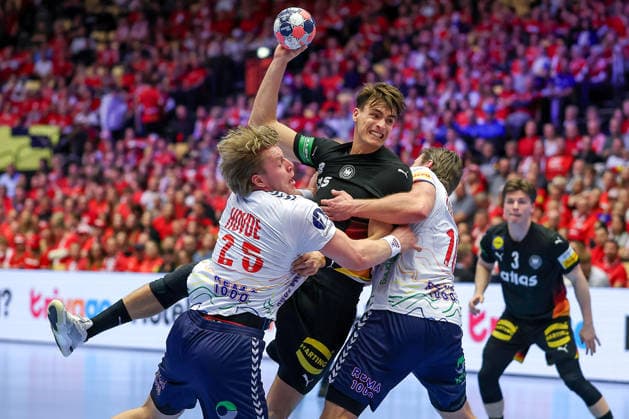 24.01.2026, Handball, Men s EHF EURO 2026, Deutschland - Norwegen, Jyske Bank Boxen in Herning, Dänemark, Main Round: Julian Köster (Germany 18) wirft den Ball auf das Tor im Zweikampf gegen Martin Hernes Hovde (Norway 25) Vetle Ronningen (Norway 10) Dänemark