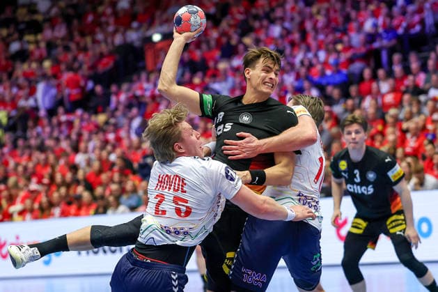 24.01.2026, Handball, Men s EHF EURO 2026, Deutschland - Norwegen, Jyske Bank Boxen in Herning, Dänemark, Main Round: Julian Köster (Germany 18) wirft den Ball auf das Tor im Zweikampf gegen Martin Hernes Hovde (Norway 25) Vetle Ronningen (Norway 10) Dänemark