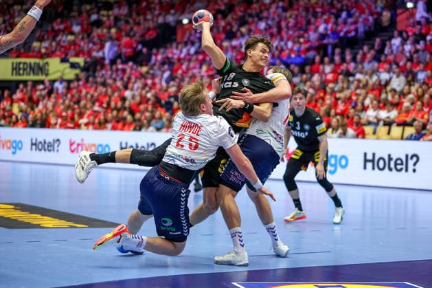 24.01.2026, Handball, Men s EHF EURO 2026, Deutschland - Norwegen, Jyske Bank Boxen in Herning, Dänemark, Main Round: Julian Köster (Germany 18) wirft den Ball auf das Tor im Zweikampf gegen Martin Hernes Hovde (Norway 25) Vetle Ronningen (Norway 10) Dänemark