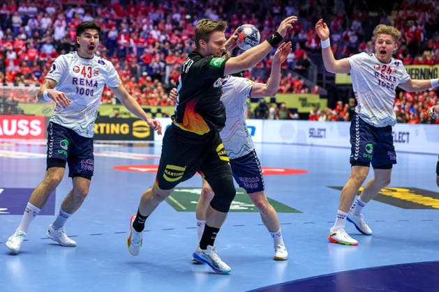 24.01.2026, Handball, Men s EHF EURO 2026, Deutschland - Norwegen, Jyske Bank Boxen in Herning, Dänemark, Main Round: Franz Semper (Germany 32) wirft den Ball auf das Tor Dänemark