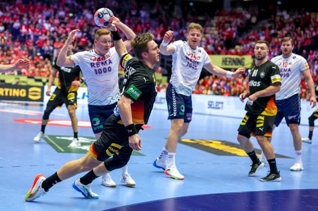 24.01.2026, Handball, Men s EHF EURO 2026, Deutschland - Norwegen, Jyske Bank Boxen in Herning, Dänemark, Main Round: Franz Semper (Germany 32) wirft den Ball auf das Tor Dänemark