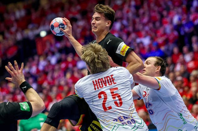 24.01.2026, Handball, Men s EHF EURO 2026, Deutschland - Norwegen, Jyske Bank Boxen in Herning, Dänemark, Main Round: Julian Köster (Germany 18) im Zweikampf gegen Martin Hernes Hovde (Norway 25) Sander Sagosen (Norway 05) Dänemark