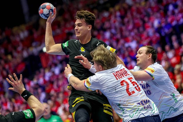 24.01.2026, Handball, Men s EHF EURO 2026, Deutschland - Norwegen, Jyske Bank Boxen in Herning, Dänemark, Main Round: Julian Köster (Germany 18) im Zweikampf gegen Martin Hernes Hovde (Norway 25) Sander Sagosen (Norway 05) Dänemark