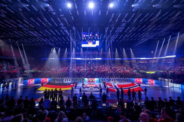 24.01.2026, Handball, Men s EHF EURO 2026, Deutschland - Norwegen, Jyske Bank Boxen in Herning, Dänemark, Main Round: Das Deutsche und das Norwegische Team steht bei der Nationalhymne Arm in Arm zusammen. Dänemark
