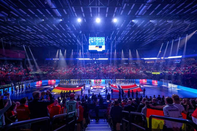 24.01.2026, Handball, Men s EHF EURO 2026, Deutschland - Norwegen, Jyske Bank Boxen in Herning, Dänemark, Main Round: Das Deutsche und das Norwegische Team steht bei der Nationalhymne Arm in Arm zusammen. Dänemark