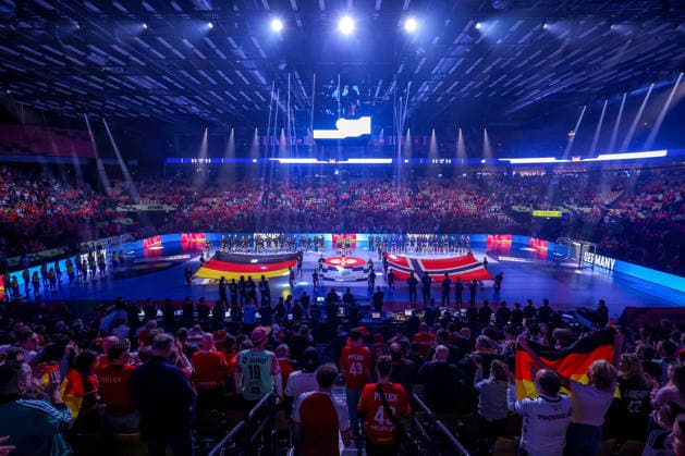 24.01.2026, Handball, Men s EHF EURO 2026, Deutschland - Norwegen, Jyske Bank Boxen in Herning, Dänemark, Main Round: Das Deutsche und das Norwegische Team steht bei der Nationalhymne Arm in Arm zusammen. Dänemark