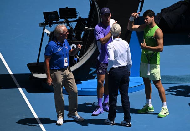 TENNIS AUSTRALIAN OPEN, Play is paused during a spectator medical event during the Men™s 4th round match between Carlos Alcaraz of Spain and Tommy Paul of USA on day 8 of the 2026 Australian Open tennis tournament at Melbourne Park in Melbourne, Sunday, January 25, 2026. ( NO ARCHIVING MELBOURNE VICTORIA AUSTRALIA  Copyright: xJAMESxROSSx 20260125113498312815