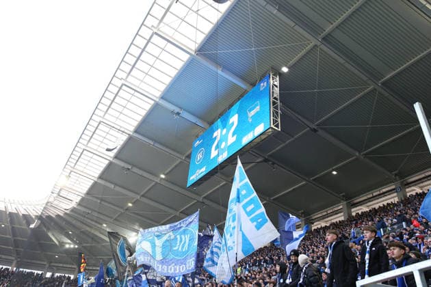 24.01.2026, xrekx, Fussball 2.Bundesliga, Karlsruher SC - Hertha BSC Berlin v.l. Anzeigetafel, Videowall, Scoreboard, Info, Werbung Endstand 2:2 KSC Fans ,Stimmung, Schals, Trikot, Fahne, Banner, Ultras, Zuschauer, Besucher, Choreo, Choreografie, atmosphere, spectators, Visitors (DFL DFB REGULATIONS PROHIBIT ANY USE OF PHOTOGRAPHS as IMAGE SEQUENCES and or QUASI-VIDEO) Karlsruhe