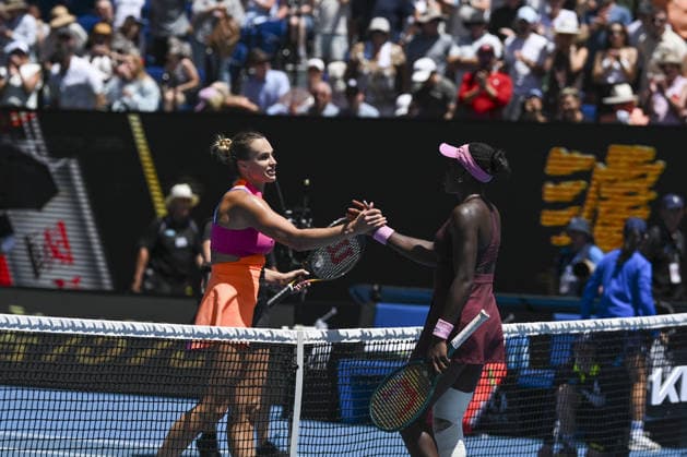 Australian Open 2026 MELBOURNE, AUSTRALIA - JANUARY 25: Aryna Sabalenka shakes hands with Victoria Mboko (CAN) after winning the tie break and the match against during round 4 at the Australian Open grand slam tennis tournament at Melbourne Park in Melbourne, Australia on January 25, 2026 Mark Avellino Anadolu Melbourne Australia. Editorial use only. Please get in touch for any other usage.  Copyright: x2026xAnadoluxMarkxAvellinox