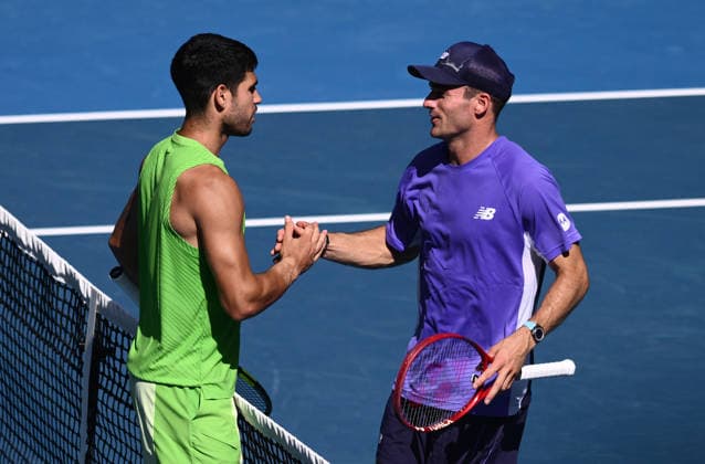 TENNIS AUSTRALIAN OPEN, Carlos Alcaraz of Spain reacts with opponent Tommy Paul of USA (r) following the Men™s 4th round match on day 8 of the 2026 Australian Open tennis tournament at Melbourne Park in Melbourne, Sunday, January 25, 2026. ( NO ARCHIVING MELBOURNE VICTORIA AUSTRALIA  Copyright: xJOELxCARRETTx 20260125168493029038