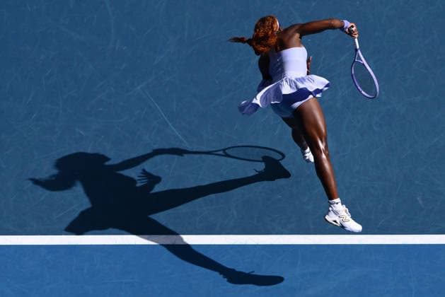 TENNIS AUSTRALIAN OPEN, Coco Gauff of USA serves during the Women™s 4th round match against Karolina Muchova of the Czech Republic on day 8 of the 2026 Australian Open tennis tournament at Melbourne Park in Melbourne, Sunday, January 25, 2026. ( NO ARCHIVING MELBOURNE VICTORIA AUSTRALIA  Copyright: xJOELxCARRETTx 20260125150142492710