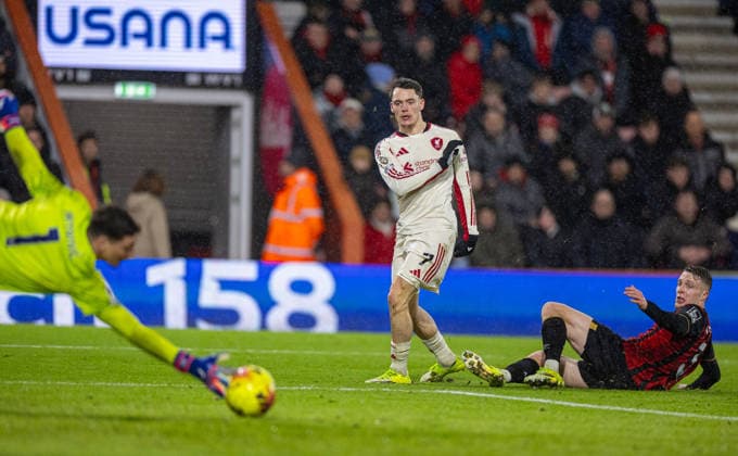 (260125) -- BOURNEMOUTH, Jan. 25, 2026 () -- Liverpool s Florian Wirtz (C) sees his shot saved during the English Premier League match between Bournemouth and Liverpool in Bournemouth, Britain, on Jan. 24, 2026. () FOR EDITORIAL USE ONLY. NOT FOR SALE FOR MARKETING OR ADVERTISING CAMPAIGNS. NO USE WITH UNAUTHORIZED AUDIO, VIDEO, DATA, FIXTURE LISTS, CLUB LEAGUE LOGOS OR LIVE SERVICES. ONLINE IN-MATCH USE LIMITED TO 45 IMAGES, NO VIDEO EMULATION. NO USE IN BETTING, GAMES OR SINGLE CLUB LEAGUE PLAYER PUBLICATIONS. (SP)BRITAIN-BOURNEMOUTH-FOOTBALL-PREMIER LEAGUE-BOURNEMOUT VS LIVERPOOL Xinhua 