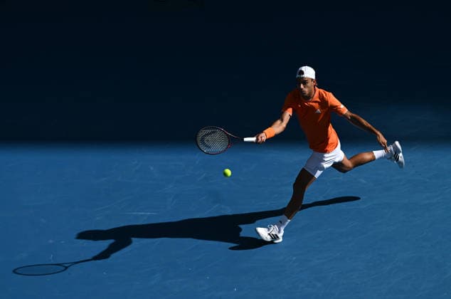 TENNIS AUSTRALIAN OPEN, Francisco Cerundolo of Argentina in action during the Men™s 4th round match against Alexander Zverev of Germany on day 8 of the 2026 Australian Open tennis tournament at Melbourne Park in Melbourne, Sunday, January 25, 2026. ( NO ARCHIVING MELBOURNE VICTORIA AUSTRALIA  Copyright: xJAMESxROSSx 20260125170670457670