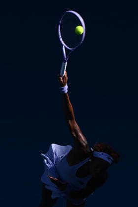 TENNIS AUSTRALIAN OPEN, Coco Gauff of USA serves during the Women™s 4th round match against Karolina Muchova of the Czech Republic on day 8 of the 2026 Australian Open tennis tournament at Melbourne Park in Melbourne, Sunday, January 25, 2026. ( NO ARCHIVING MELBOURNE VICTORIA AUSTRALIA  Copyright: xJOELxCARRETTx 20260125145641977049