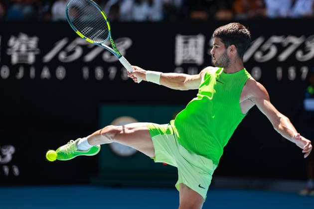 Carlos Alcaraz (ESP) kickt den Ball in bester Fussball Manier,kurios, Australian Open 2026, Melbourne Park, Melbourne, Victoria, Australia. Copyright: xJuergenxHasenkopfx