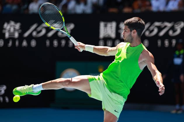 Carlos Alcaraz (ESP) kickt den Ball in bester Fussball Manier,kurios, Australian Open 2026, Melbourne Park, Melbourne, Victoria, Australia. Copyright: xJuergenxHasenkopfx