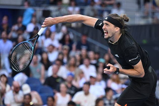 TENNIS AUSTRALIAN OPEN, Alexander Zverev of Germany serves during the Men™s 4th round match against Francisco Cerundolo of Argentina on day 8 of the 2026 Australian Open tennis tournament at Melbourne Park in Melbourne, Sunday, January 25, 2026. ( NO ARCHIVING MELBOURNE VICTORIA AUSTRALIA  Copyright: xJAMESxROSSx 20260125170307317764