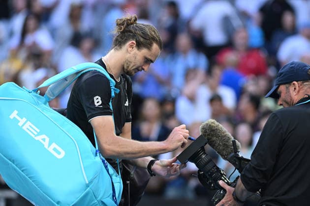 TENNIS AUSTRALIAN OPEN, Alexander Zverev of Germany signs his autograph after winning the Men™s 4th round match against Francisco Cerundolo of Argentina on day 8 of the 2026 Australian Open tennis tournament at Melbourne Park in Melbourne, Sunday, January 25, 2026. ( NO ARCHIVING MELBOURNE VICTORIA AUSTRALIA  Copyright: xJAMESxROSSx 20260125113181784297