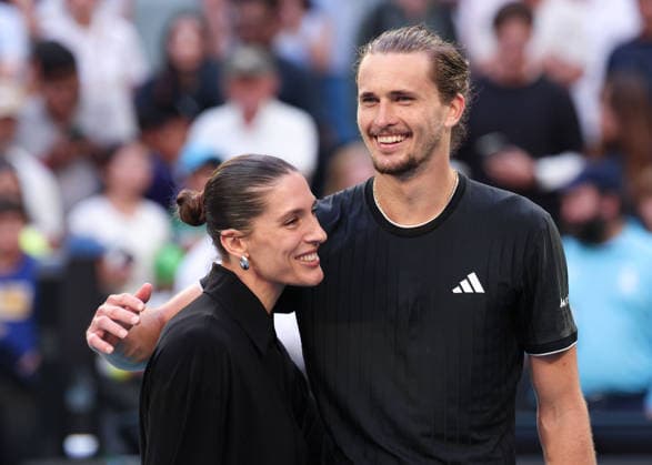 Alexander Zverev (GER) umarmt Andrea Petkovic vor dem on-court TV Interview, Australian Open 2026, Melbourne Park, Melbourne, Victoria, Australia. Copyright: xJuergenxHasenkopfx