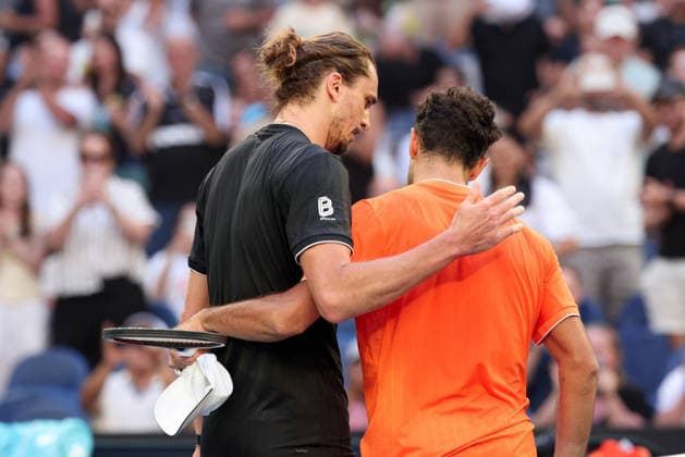 Francisco Cerundolo (ARG) gratuliert dem Sieger Alexander Zverev, Australian Open 2026, Melbourne Park, Melbourne, Victoria, Australia. Copyright: xJuergenxHasenkopfx
