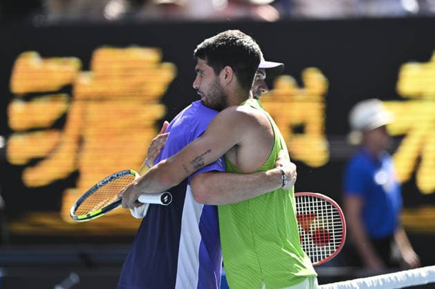 Australian Open 2026 MELBOURNE, AUSTRALIA - JANUARY 25: Tommy Paul of United States and Carlos Alcaraz (R) of Spain hugs after Alcaraz wins his round 4 at the Australian Open grand slam tennis tournament at Melbourne Park in Melbourne, Australia on January 25, 2026 Mark Avellino Anadolu Melbourne Australia. Editorial use only. Please get in touch for any other usage.  Copyright: x2026xAnadoluxMarkxAvellinox
