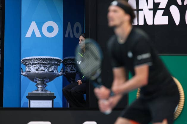 Alexander Zverev unscharf im Vordergrund, dahinter ein Bild vom Pokal,Trophäe,Australian Open 2026, Melbourne Park, Melbourne, Victoria, Australia. Copyright: xJuergenxHasenkopfx