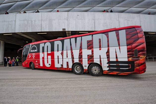 Ankunft Teambus Mannschaftsbus des FC Bayern Muenchen an der Allianz-Arena GER, FC Bayern Muenchen vs. FC Augsburg, Fussball, Bundesliga, 19. Spieltag, Spielzeit 2025 2026, 24.01.2026. (DFL DFB REGULATIONS PROHIBIT ANY USE OF PHOTOGRAPHS as IMAGE SEQUENCES and or QUASI-VIDEO). GER, FC Bayern Muenchen vs. FC Augsburg, Fussball, Bundesliga, 19. Spieltag, Spielzeit 2025 2026, 24.01.2026. Muenchen *** Arrival team bus team bus of FC Bayern Muenchen at the Allianz Arena GER, FC Bayern Muenchen vs FC Augsburg, Football, Bundesliga, Matchday 19, Season 2025 2026, 24 01 2026 DFL DFB REGULATIONS PROHIBIT ANY USE OF PHOTOGRAPHS as IMAGE SEQUENCES and or QUASI VIDEO GER, FC Bayern Muenchen vs FC Augsburg, Football, Bundesliga, Matchday 19, Season 2025 2026, 24 01 2026 Muenchen Copyright: xEibner-Pressefoto HeikexFeinerx EP_HFR