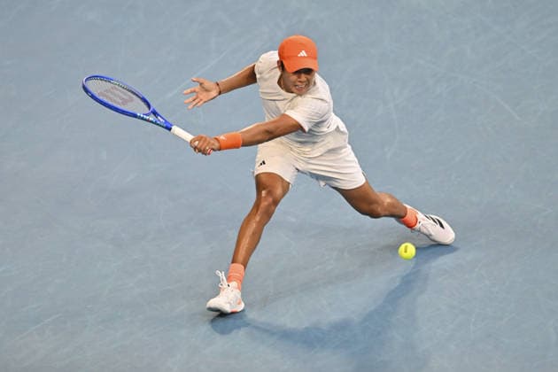 Australian Open 2026 MELBOURNE, AUSTRALIA - JANUARY 25: Learner Tien (USA) in action against Daniil Medvedev (not seen) in round 4 at the Australian Open grand slam tennis tournament at Melbourne Park in Melbourne, Australia on January 25, 2026 Mark Avellino Anadolu Melbourne Australia. Editorial use only. Please get in touch for any other usage.  Copyright: x2026xAnadoluxMarkxAvellinox