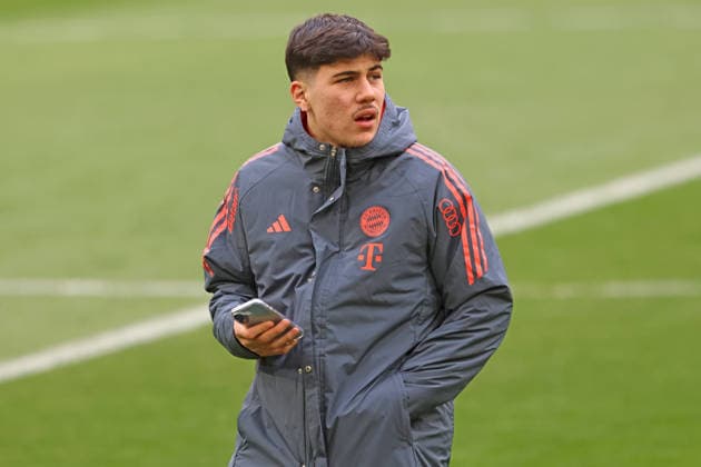 38 Felipe Chavez (FCB) Smartphone, Trainingsjacke, Portraet, Portrait, Fussball 1. BL FC Bayern München - VfL Wolfsburg 24.01.2026 Allianz Arena FOTO: Mladen Lackovic LakoPress