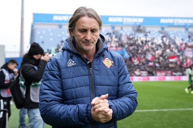 Cremonese s head coach Davide Nicola with head down during the Serie A soccer match between Sassuolo and Cremonese at the Mapei Stadium Cittˆ del Tricolore in Reggio Emilia, north Italy - Sunday, January 25, 2026 - - Soccer -  Copyright: xMassimoxPaolone LaPressex