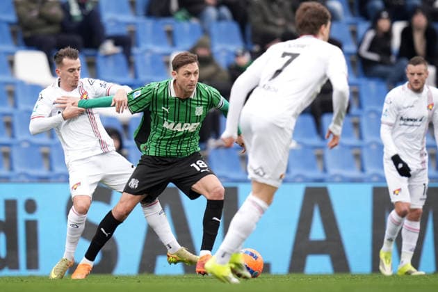 SassuoloÕs Nemanja Matic fights for the ball with Cremonese s Jari Vandeputte during the Serie A soccer match between Sassuolo and Cremonese at the Mapei Stadium Cittˆ del Tricolore in Reggio Emilia, north Italy - Sunday, January 25, 2026 - - Soccer -  Copyright: xMassimoxPaolone LaPressex