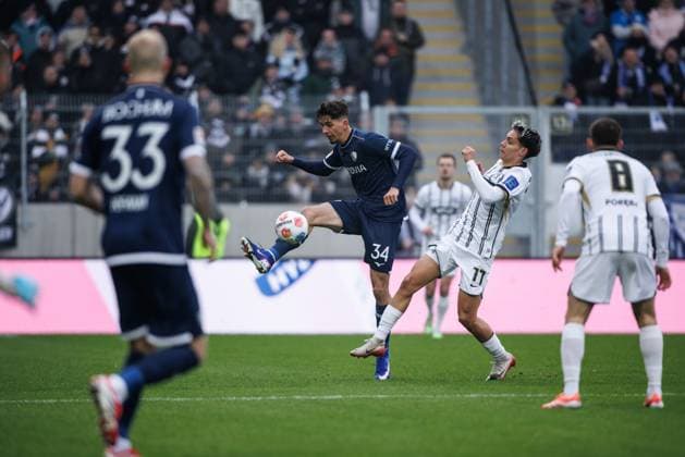 Cajetan Lenz (VfL Bochum) im Zweikampf mit Frederik Schmahl (SV 07 Elversberg), SV Elversberg vs VFL Bochum, Fussball, 2. Bundesliga, 19. Spieltag, Saison 2025 2026, 25.01.2026 DFB regulations prohibit any use of photographs as image sequences and or quasi-video. SV Elversberg vs VFL Bochum, Fussball, 2. Bundesliga, 19. Spieltag, Saison 2025 2026, 25.01.2026