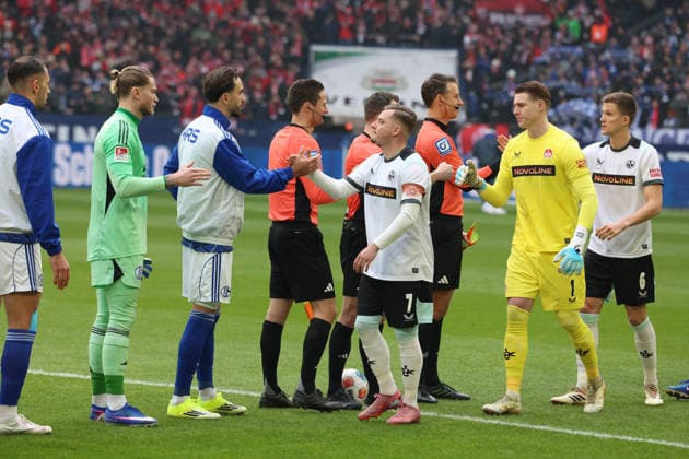 25.01.2026, xrekx, Fussball 2.Bundesliga, FC Schalke 04 - 1.FC Kaiserslautern v.l. Loris Karius (FC Schalke 04) Kenan Karaman (FC Schalke 04) Marlon Ritter (1.FC Kaiserslautern) Julian Krahl (1.FC Kaiserslautern) (DFL DFB REGULATIONS PROHIBIT ANY USE OF PHOTOGRAPHS as IMAGE SEQUENCES and or QUASI-VIDEO) Gelsenkirchen