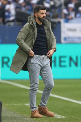 2. Bundesliga - FC Schalke 04 - 1. FC Kaiserslautern am 25.01.2026 in der Veltins-Arena auf Schalke Trainer Miron Muslic (Schalke) nachdenklich