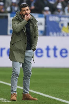 2. Bundesliga - FC Schalke 04 - 1. FC Kaiserslautern am 25.01.2026 in der Veltins-Arena auf Schalke Trainer Miron Muslic (Schalke) pfeift