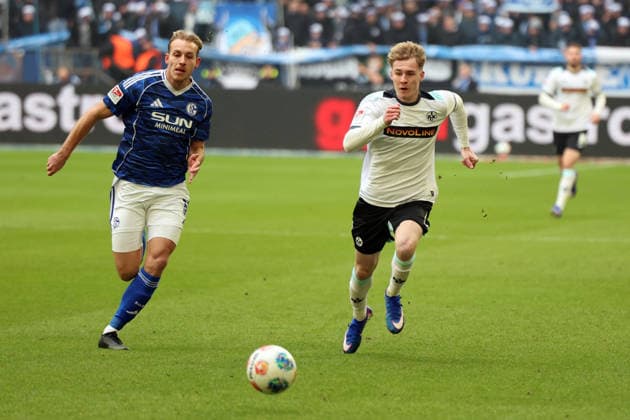 25.01.2026, xrekx, Fussball 2.Bundesliga, FC Schalke 04 - 1.FC Kaiserslautern v.l. Timo Becker (FC Schalke 04) Mika Haas (1.FC Kaiserslautern) Zweikampf, Aktion, action, battle for the ball (DFL DFB REGULATIONS PROHIBIT ANY USE OF PHOTOGRAPHS as IMAGE SEQUENCES and or QUASI-VIDEO) Gelsenkirchen