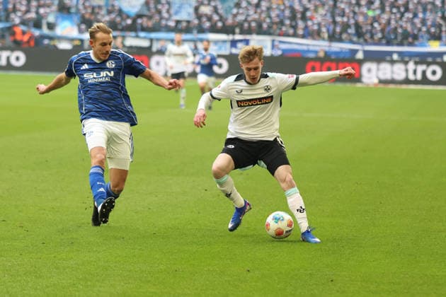25.01.2026, xrekx, Fussball 2.Bundesliga, FC Schalke 04 - 1.FC Kaiserslautern v.l. Timo Becker (FC Schalke 04) Mika Haas (1.FC Kaiserslautern) Zweikampf, Aktion, action, battle for the ball (DFL DFB REGULATIONS PROHIBIT ANY USE OF PHOTOGRAPHS as IMAGE SEQUENCES and or QUASI-VIDEO) Gelsenkirchen