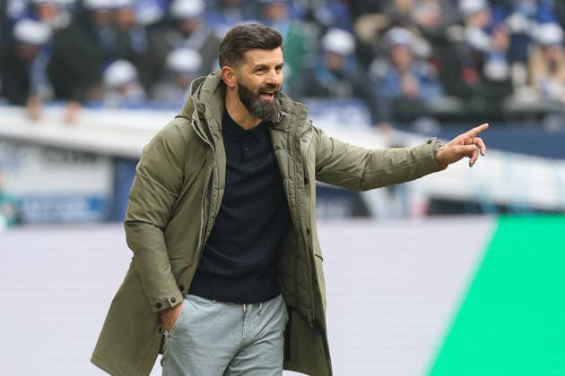 2. Bundesliga - FC Schalke 04 - 1. FC Kaiserslautern am 25.01.2026 in der Veltins-Arena auf Schalke Trainer Miron Muslic (Schalke) gestikuliert