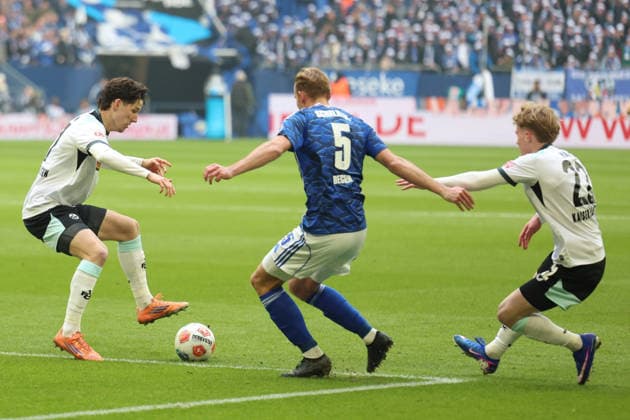 25.01.2026, xrekx, Fussball 2.Bundesliga, FC Schalke 04 - 1.FC Kaiserslautern v.l. Leon Robinson (1.FC Kaiserslautern) Timo Becker (FC Schalke 04) Mika Haas (1.FC Kaiserslautern) Zweikampf, Aktion, action, battle for the ball (DFL DFB REGULATIONS PROHIBIT ANY USE OF PHOTOGRAPHS as IMAGE SEQUENCES and or QUASI-VIDEO) Gelsenkirchen