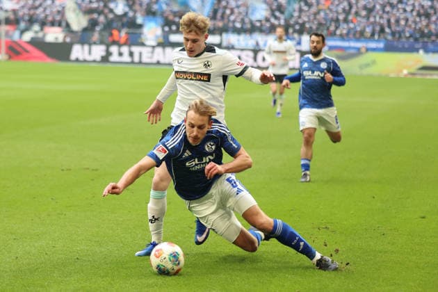 25.01.2026, xrekx, Fussball 2.Bundesliga, FC Schalke 04 - 1.FC Kaiserslautern v.l. Mika Haas (1.FC Kaiserslautern) Timo Becker (FC Schalke 04) Zweikampf, Aktion, action, battle for the ball (DFL DFB REGULATIONS PROHIBIT ANY USE OF PHOTOGRAPHS as IMAGE SEQUENCES and or QUASI-VIDEO) Gelsenkirchen