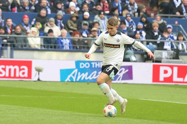 25.01.2026, xrekx, Fussball 2.Bundesliga, FC Schalke 04 - 1.FC Kaiserslautern v.l. Naatan Skyttä (1.FC Kaiserslautern) Ball verstolpert (DFL DFB REGULATIONS PROHIBIT ANY USE OF PHOTOGRAPHS as IMAGE SEQUENCES and or QUASI-VIDEO) Gelsenkirchen