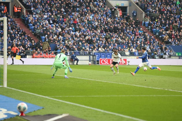 25.01.2026, xrekx, Fussball 2.Bundesliga, FC Schalke 04 - 1.FC Kaiserslautern v.l. Loris Karius (FC Schalke 04) Naatan Skyttä (1.FC Kaiserslautern) Ball verstolpert (DFL DFB REGULATIONS PROHIBIT ANY USE OF PHOTOGRAPHS as IMAGE SEQUENCES and or QUASI-VIDEO) Gelsenkirchen