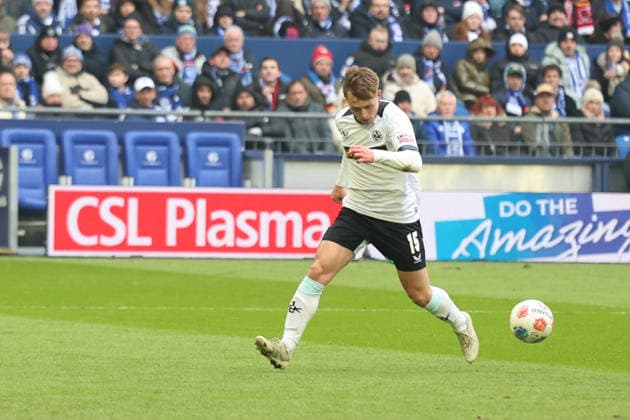 25.01.2026, xrekx, Fussball 2.Bundesliga, FC Schalke 04 - 1.FC Kaiserslautern v.l. Naatan Skyttä (1.FC Kaiserslautern) Ball verstolpert (DFL DFB REGULATIONS PROHIBIT ANY USE OF PHOTOGRAPHS as IMAGE SEQUENCES and or QUASI-VIDEO) Gelsenkirchen