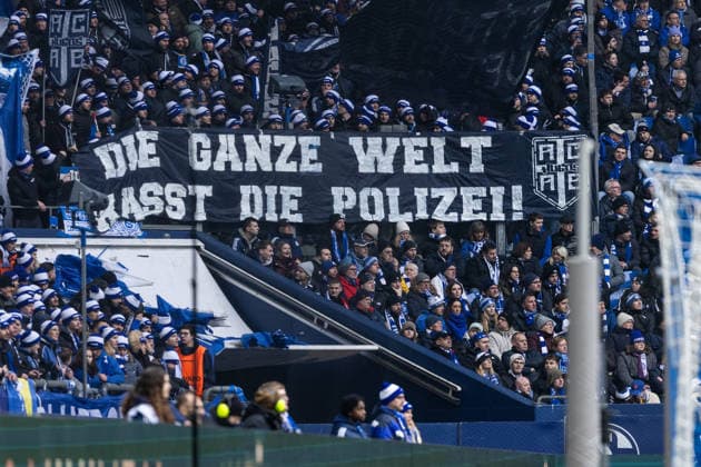 2. Fußball Bundesliga: FC Schalke 04 - 1. FC Kaiserslautern; 25.01.2026 Fans von FC Schalke 04 mit dem Banner Die ganze Welt hasst die Polizei 2. Fußball Bundesliga: FC Schalke 04 - 1. FC Kaiserslautern; Veltins-Arena, Gelsenkirchen; 25.01.2026 DFL regulations prohibit any use of photographs as image sequences and or quasi video.